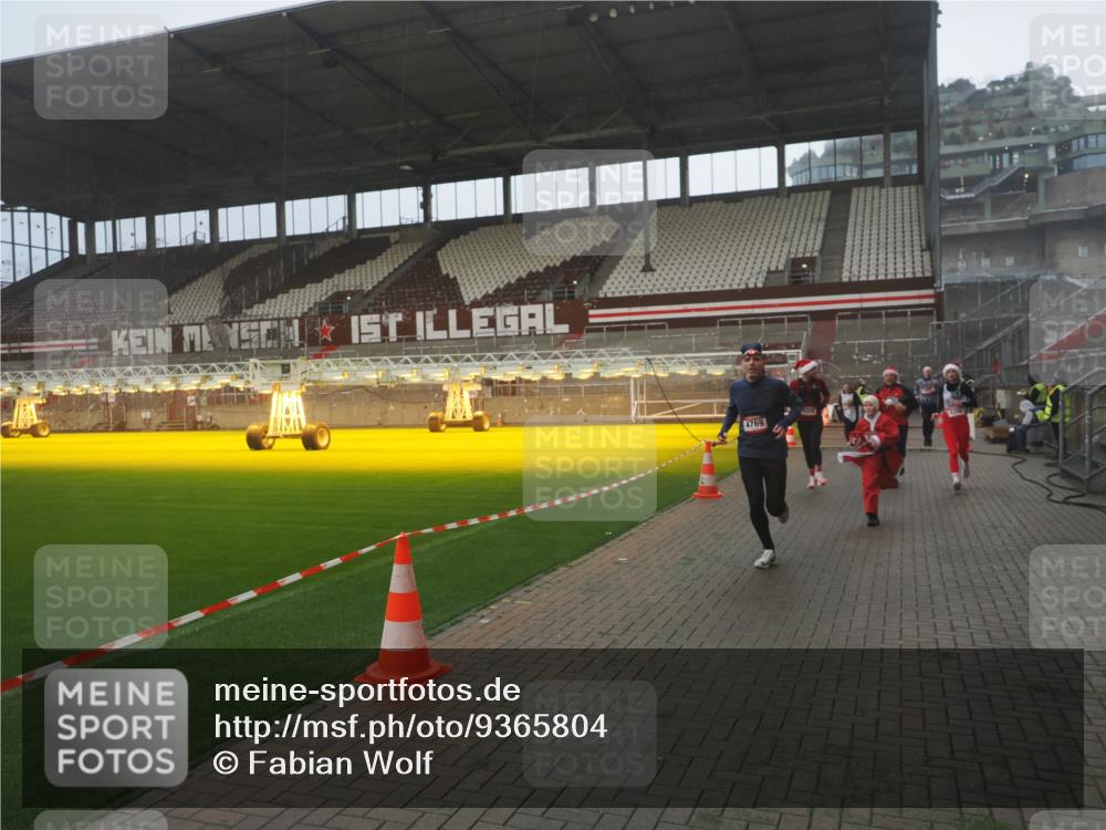 07.12.2025 - St. Pauli X-Mass-Run No. 15 Fabian Wolf http://msf.ph/oto/9365804 07.12.2025 10:16:47 Ziel 1989, 1997, 2185, 2266, 3633, 4356, 4359, 4363, 4510, 4769 meine-sportfotos.de