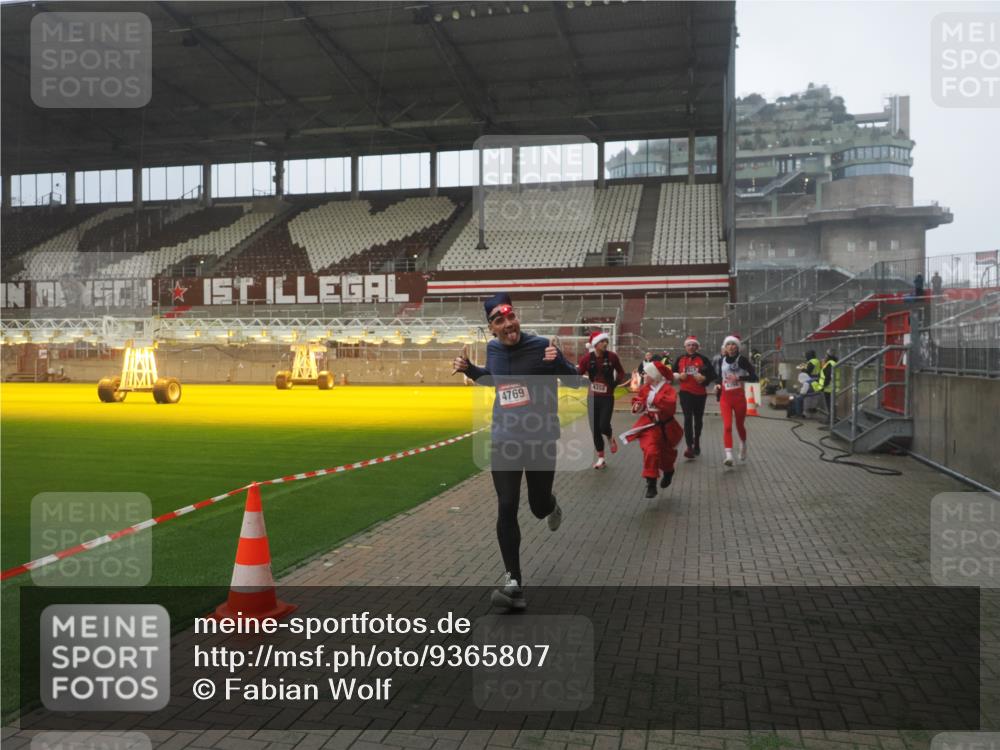 07.12.2025 - St. Pauli X-Mass-Run No. 15 Fabian Wolf http://msf.ph/oto/9365807 07.12.2025 10:16:48 Ziel 1989, 1997, 2185, 2266, 3633, 4356, 4359, 4363, 4769 meine-sportfotos.de