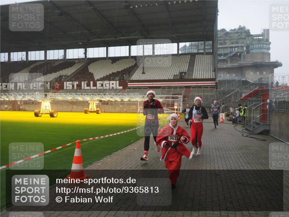 07.12.2025 - St. Pauli X-Mass-Run No. 15 Fabian Wolf http://msf.ph/oto/9365813 07.12.2025 10:16:49 Ziel 1620, 1989, 1997, 2185, 2266, 3633, 4356, 4359, 4363, 4769 meine-sportfotos.de