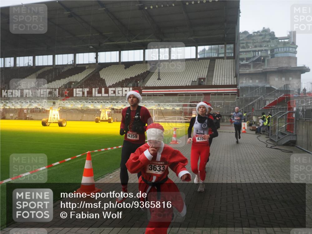 07.12.2025 - St. Pauli X-Mass-Run No. 15 Fabian Wolf http://msf.ph/oto/9365816 07.12.2025 10:16:49 Ziel 1620, 1989, 1997, 2185, 2266, 3633, 4356, 4359, 4363, 4769 meine-sportfotos.de