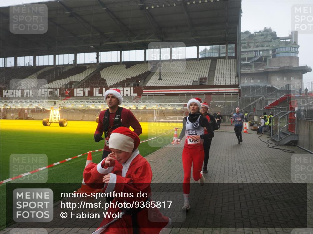 07.12.2025 - St. Pauli X-Mass-Run No. 15 Fabian Wolf http://msf.ph/oto/9365817 07.12.2025 10:16:50 Ziel 1620, 1989, 1997, 2185, 2266, 3633, 4356, 4359, 4769 meine-sportfotos.de