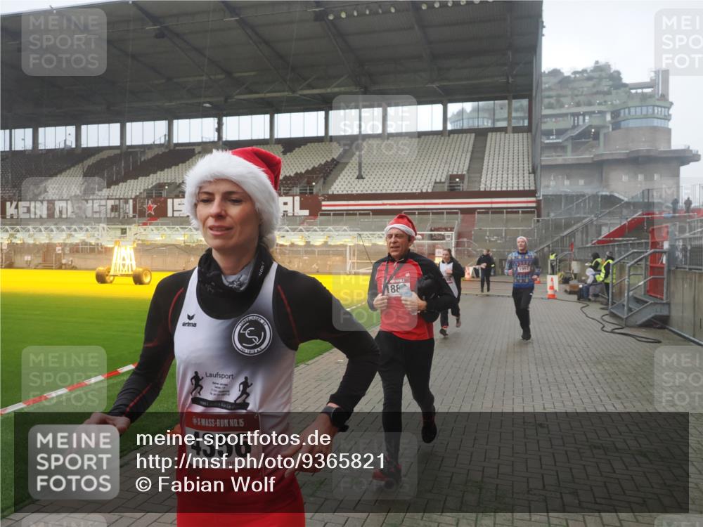 07.12.2025 - St. Pauli X-Mass-Run No. 15 Fabian Wolf http://msf.ph/oto/9365821 07.12.2025 10:16:50 Ziel 1620, 1989, 1997, 2185, 2266, 3633, 4356, 4359, 4769 meine-sportfotos.de