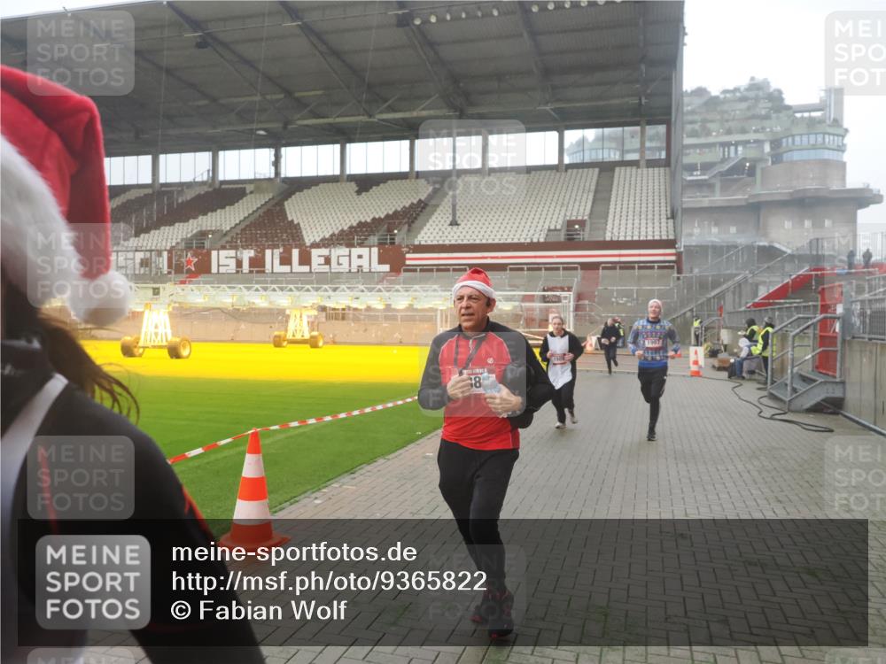 07.12.2025 - St. Pauli X-Mass-Run No. 15 Fabian Wolf http://msf.ph/oto/9365822 07.12.2025 10:16:51 Ziel 1620, 1989, 1997, 2185, 2266, 3633, 4356, 4359, 4769 meine-sportfotos.de