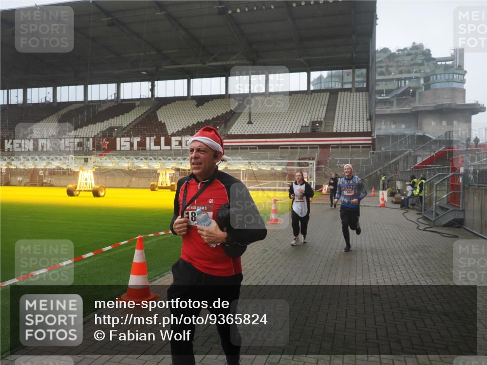 07.12.2025 - St. Pauli X-Mass-Run No. 15 Fabian Wolf http://msf.ph/oto/9365824 07.12.2025 10:16:51 Ziel 1620, 1989, 1997, 2185, 2266, 3633, 4356, 4359, 4769 meine-sportfotos.de