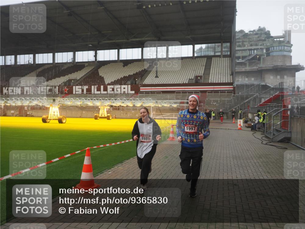 07.12.2025 - St. Pauli X-Mass-Run No. 15 Fabian Wolf http://msf.ph/oto/9365830 07.12.2025 10:16:52 Ziel 1620, 1989, 1997, 3633, 4356, 4359, 4769 meine-sportfotos.de