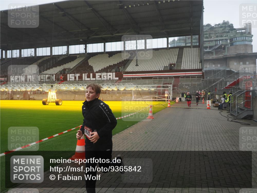 07.12.2025 - St. Pauli X-Mass-Run No. 15 Fabian Wolf http://msf.ph/oto/9365842 07.12.2025 10:16:56 Ziel 1620, 1762, 1989, 1997, 2694, 3633, 4356, 4359, 4769 meine-sportfotos.de
