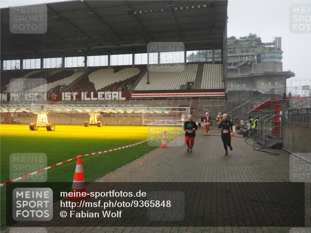 07.12.2025 - St. Pauli X-Mass-Run No. 15 Fabian Wolf http://msf.ph/oto/9365848 07.12.2025 10:17:01 Ziel 1620, 1762, 1989, 1997, 2694, 3229, 3633, 3987, 4356, 4359, 4769 meine-sportfotos.de