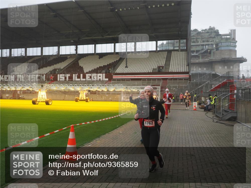 07.12.2025 - St. Pauli X-Mass-Run No. 15 Fabian Wolf http://msf.ph/oto/9365859 07.12.2025 10:17:04 Ziel 1620, 1762, 1989, 1997, 2694, 3229, 3987, 4356, 4359 meine-sportfotos.de