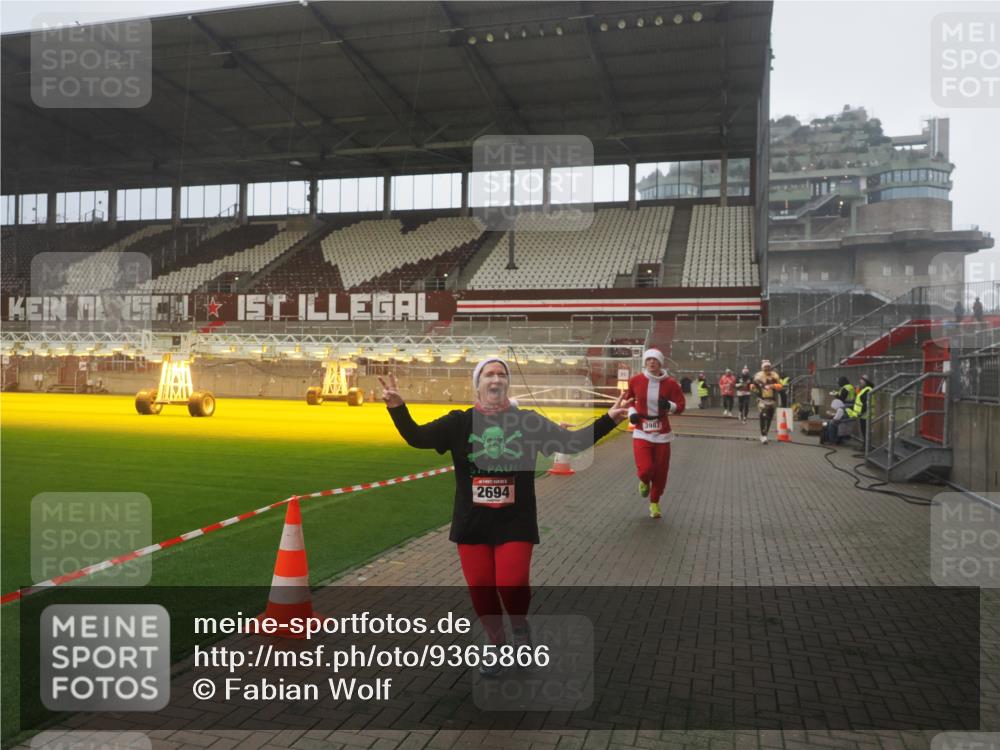 07.12.2025 - St. Pauli X-Mass-Run No. 15 Fabian Wolf http://msf.ph/oto/9365866 07.12.2025 10:17:05 Ziel 1620, 1762, 1989, 1997, 2694, 3229, 3987 meine-sportfotos.de