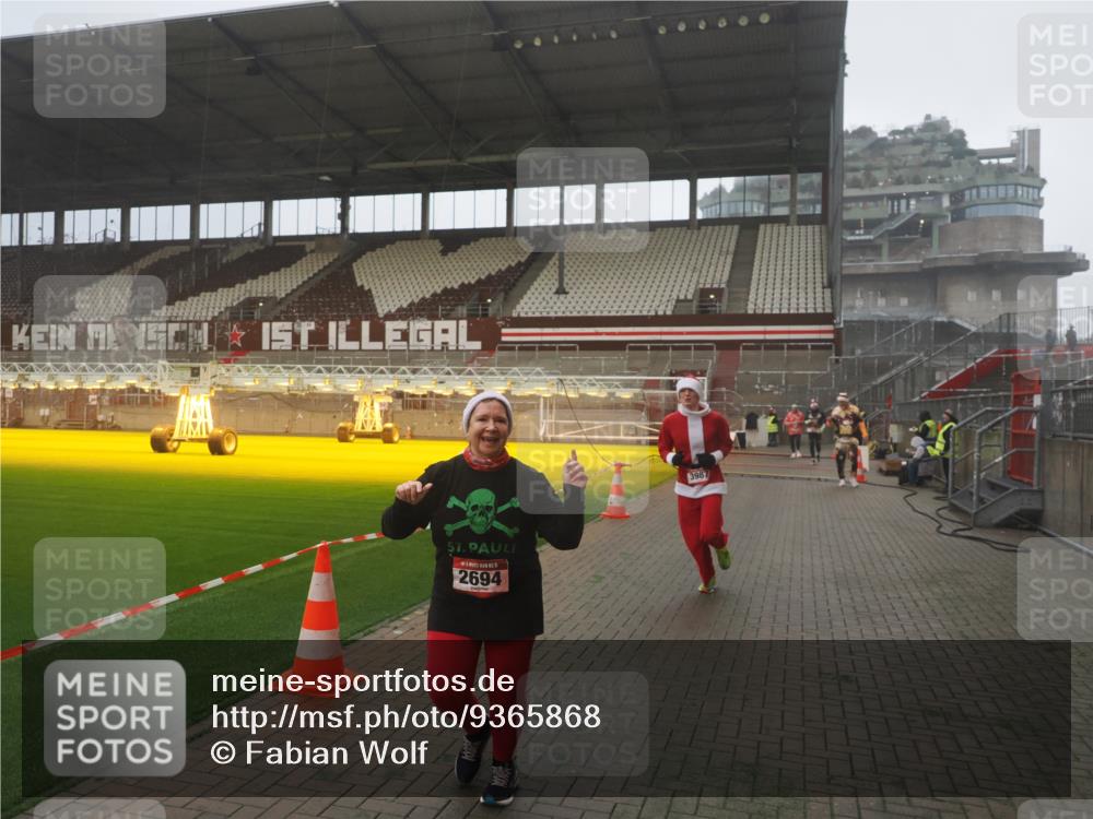 07.12.2025 - St. Pauli X-Mass-Run No. 15 Fabian Wolf http://msf.ph/oto/9365868 07.12.2025 10:17:05 Ziel 1620, 1762, 1989, 1997, 2694, 3229, 3987 meine-sportfotos.de
