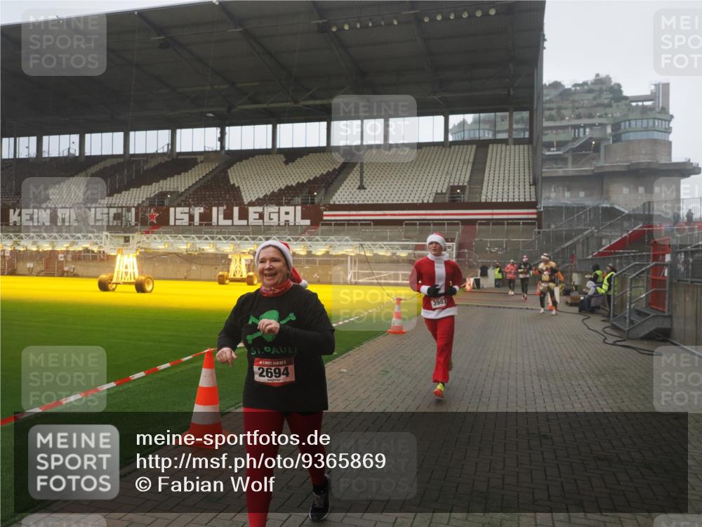 07.12.2025 - St. Pauli X-Mass-Run No. 15 Fabian Wolf http://msf.ph/oto/9365869 07.12.2025 10:17:06 Ziel 1620, 1762, 1989, 1997, 2694, 3229, 3522, 3987 meine-sportfotos.de