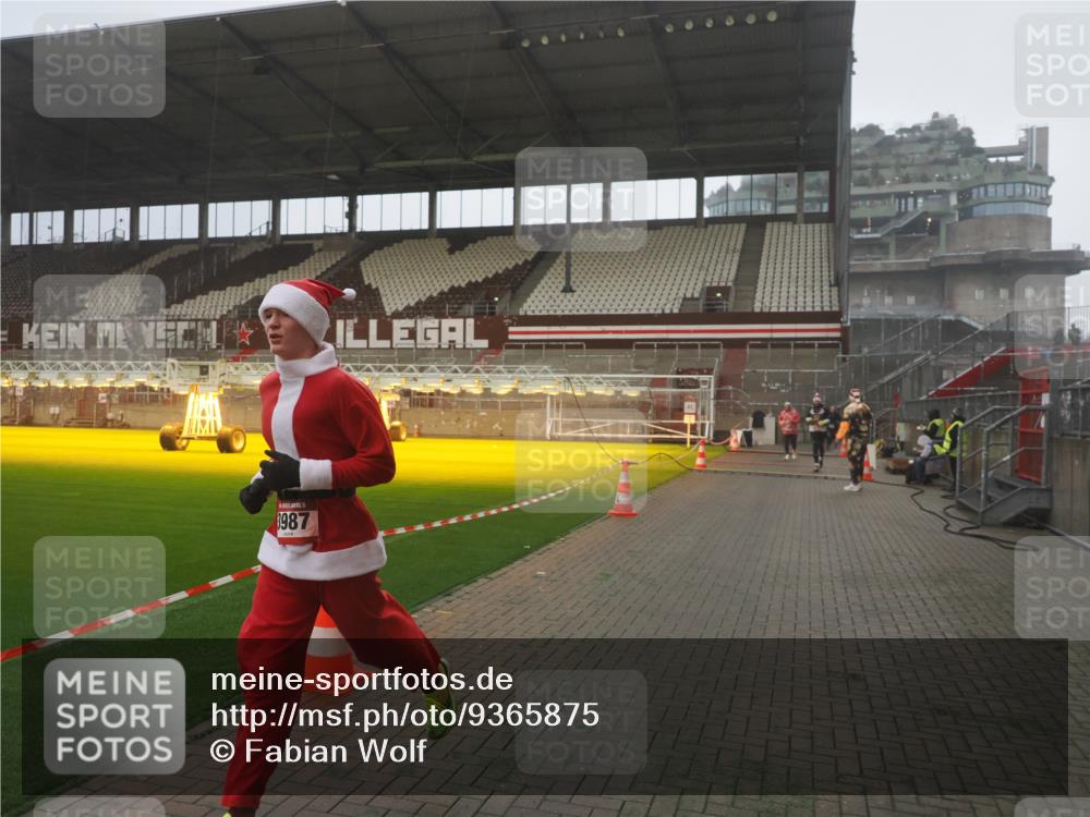 07.12.2025 - St. Pauli X-Mass-Run No. 15 Fabian Wolf http://msf.ph/oto/9365875 07.12.2025 10:17:07 Ziel 1620, 1762, 2694, 3229, 3522, 3874, 3987 meine-sportfotos.de