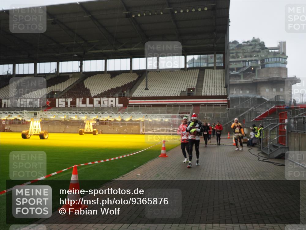 07.12.2025 - St. Pauli X-Mass-Run No. 15 Fabian Wolf http://msf.ph/oto/9365876 07.12.2025 10:17:14 Ziel 257, 268, 1762, 3229, 3522, 3874, 3987, 4114, 4764 meine-sportfotos.de