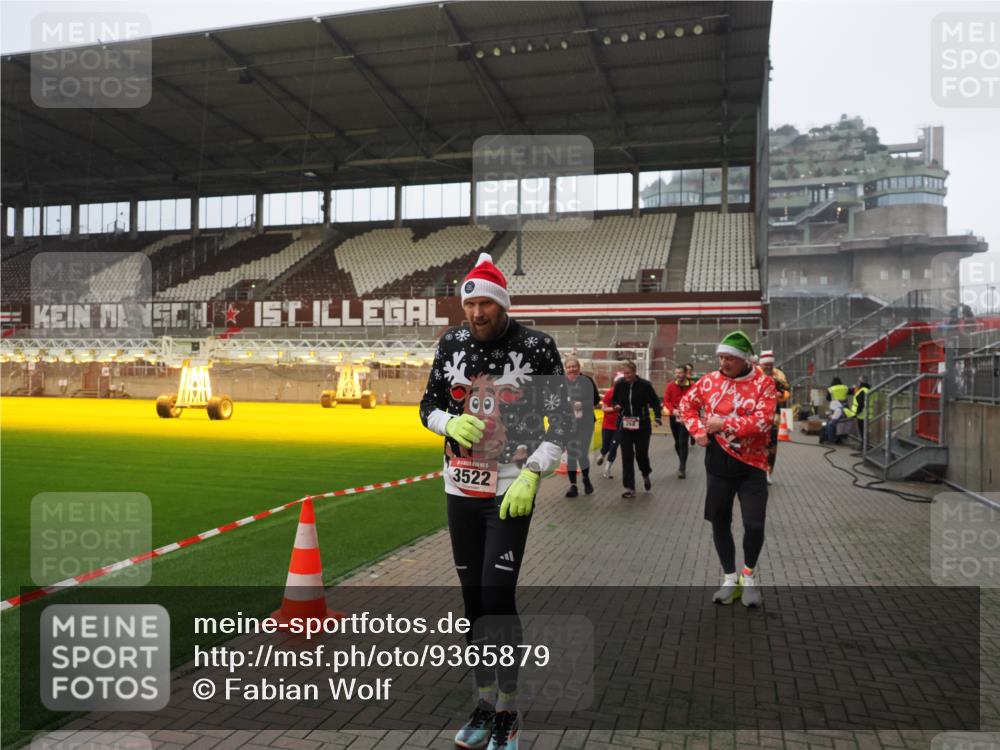 07.12.2025 - St. Pauli X-Mass-Run No. 15 Fabian Wolf http://msf.ph/oto/9365879 07.12.2025 10:17:18 Ziel 257, 268, 3229, 3522, 3874, 3987, 4114, 4339, 4764 meine-sportfotos.de