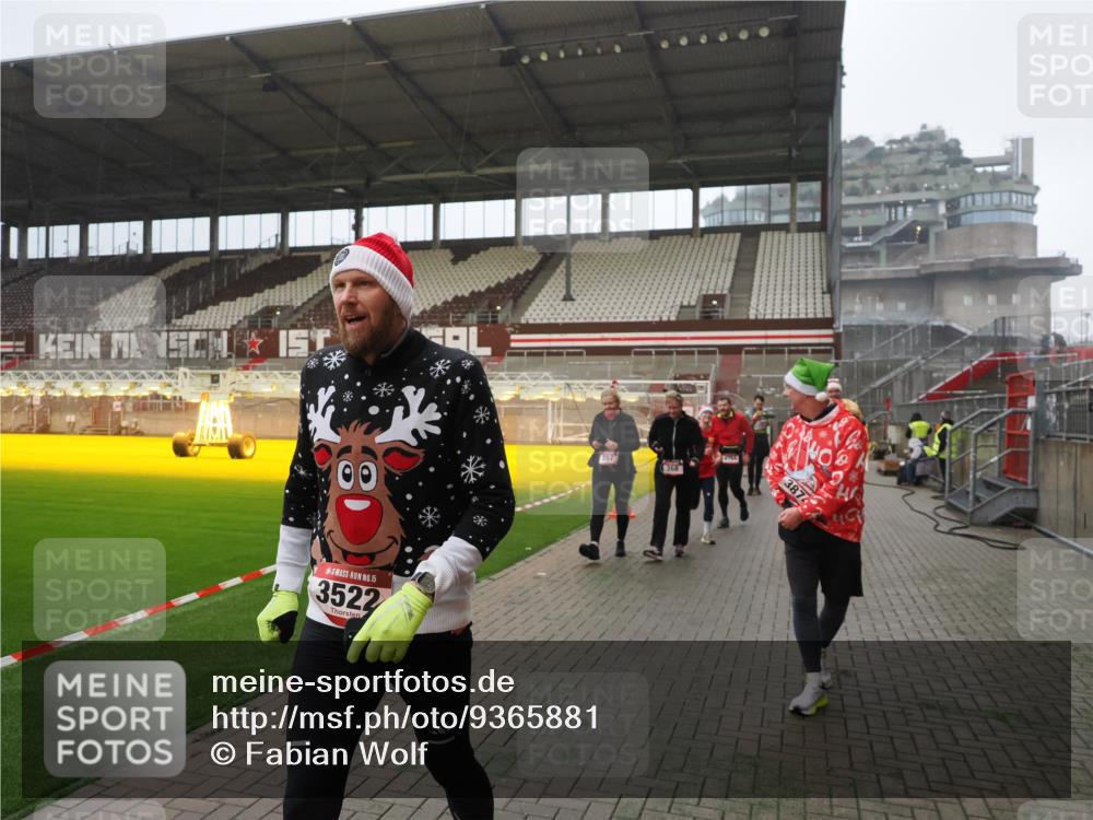 07.12.2025 - St. Pauli X-Mass-Run No. 15 Fabian Wolf http://msf.ph/oto/9365881 07.12.2025 10:17:19 Ziel 257, 268, 3229, 3522, 3874, 3987, 4114, 4339, 4764 meine-sportfotos.de