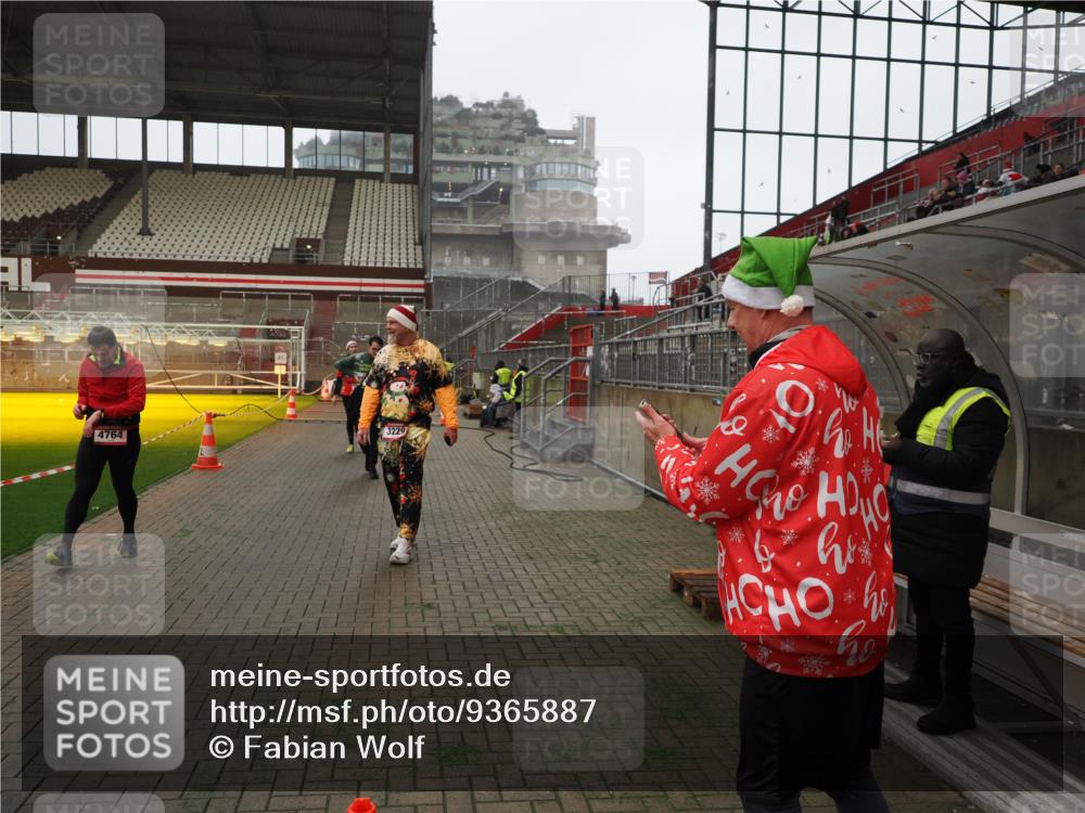 07.12.2025 - St. Pauli X-Mass-Run No. 15 Fabian Wolf http://msf.ph/oto/9365887 07.12.2025 10:17:23 Ziel 257, 268, 2688, 2725, 3522, 3874, 4114, 4339, 4764 meine-sportfotos.de