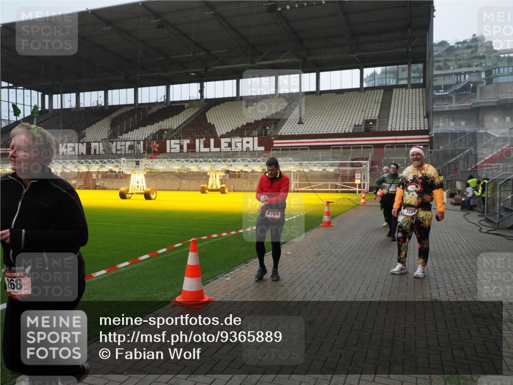 07.12.2025 - St. Pauli X-Mass-Run No. 15 Fabian Wolf http://msf.ph/oto/9365889 07.12.2025 10:17:24 Ziel 257, 268, 2688, 2725, 3522, 3874, 4114, 4339, 4764 meine-sportfotos.de