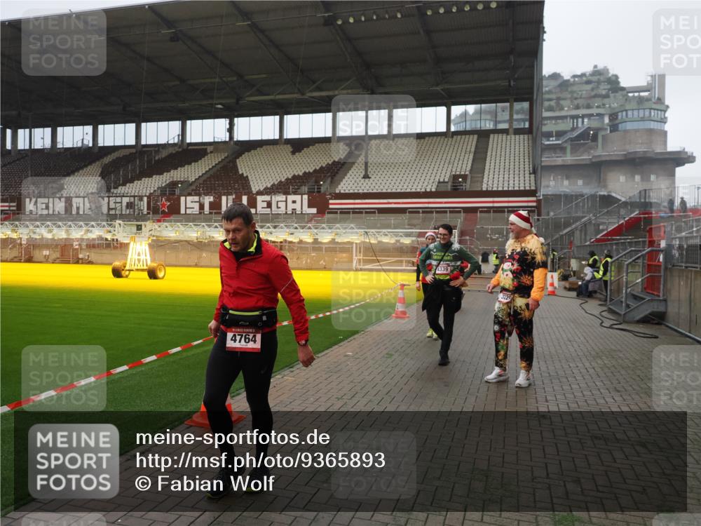 07.12.2025 - St. Pauli X-Mass-Run No. 15 Fabian Wolf http://msf.ph/oto/9365893 07.12.2025 10:17:27 Ziel 257, 268, 2688, 2725, 2952, 3874, 4114, 4339, 4764 meine-sportfotos.de