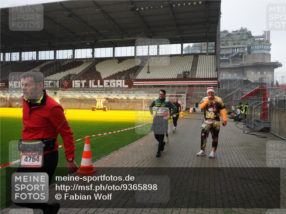 07.12.2025 - St. Pauli X-Mass-Run No. 15 Fabian Wolf http://msf.ph/oto/9365898 07.12.2025 10:17:28 Ziel 257, 268, 2688, 2725, 2952, 4114, 4339, 4764 meine-sportfotos.de