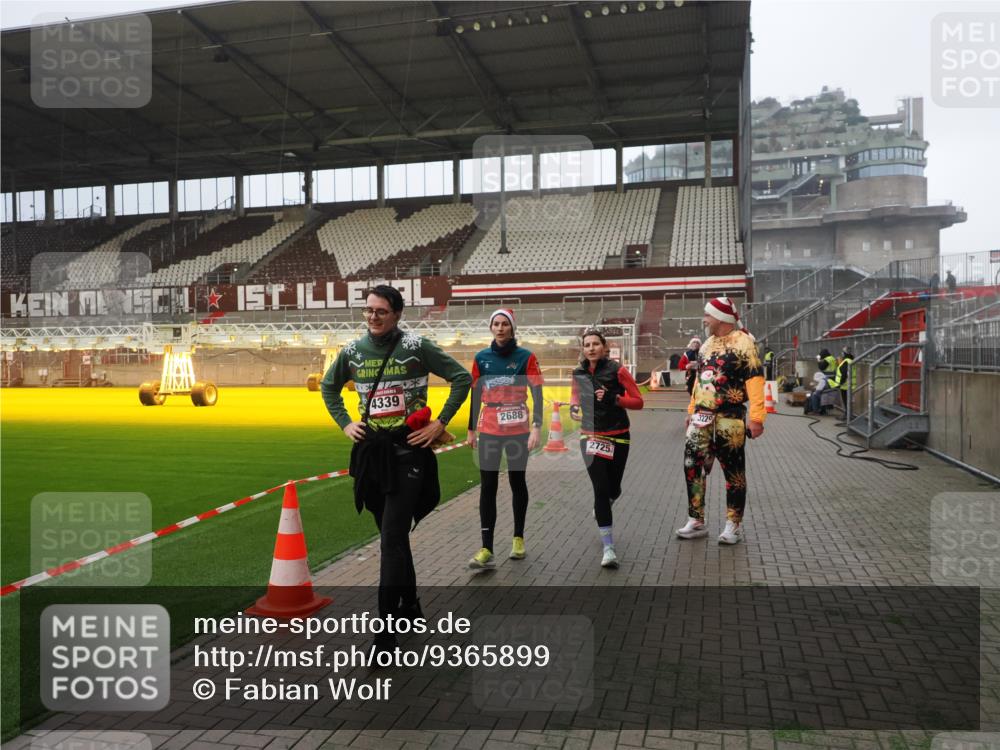 07.12.2025 - St. Pauli X-Mass-Run No. 15 Fabian Wolf http://msf.ph/oto/9365899 07.12.2025 10:17:29 Ziel 257, 268, 2688, 2725, 2952, 4114, 4339, 4764 meine-sportfotos.de
