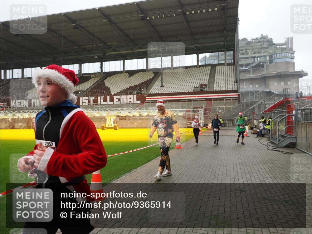 07.12.2025 - St. Pauli X-Mass-Run No. 15 Fabian Wolf http://msf.ph/oto/9365914 07.12.2025 10:17:34 Ziel 1161, 1162, 2688, 2725, 2952, 4114, 4127, 4339 meine-sportfotos.de