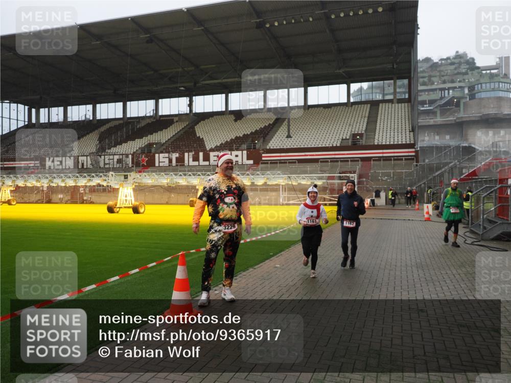 07.12.2025 - St. Pauli X-Mass-Run No. 15 Fabian Wolf http://msf.ph/oto/9365917 07.12.2025 10:17:37 Ziel 1161, 1162, 2688, 2725, 2952, 4127, 4339 meine-sportfotos.de