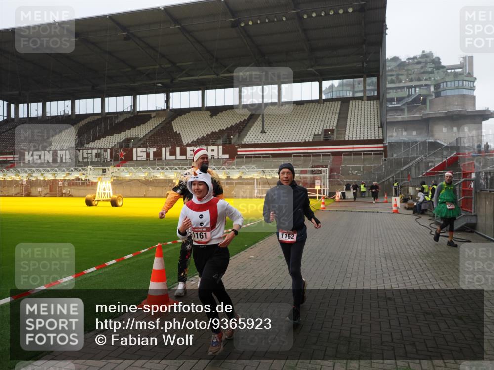 07.12.2025 - St. Pauli X-Mass-Run No. 15 Fabian Wolf http://msf.ph/oto/9365923 07.12.2025 10:17:38 Ziel 1161, 1162, 2688, 2725, 2952, 4127 meine-sportfotos.de