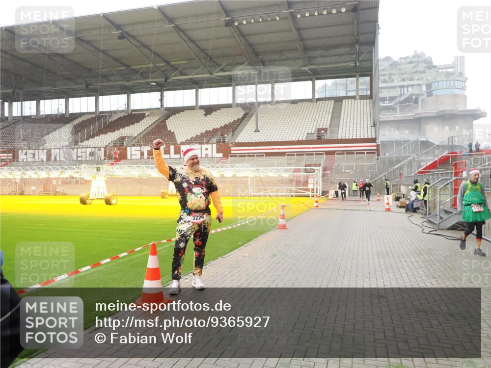 07.12.2025 - St. Pauli X-Mass-Run No. 15 Fabian Wolf http://msf.ph/oto/9365927 07.12.2025 10:17:39 Ziel 1161, 1162, 2688, 2725, 2952, 4127 meine-sportfotos.de