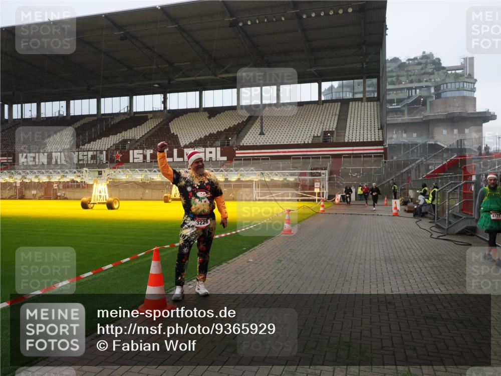 07.12.2025 - St. Pauli X-Mass-Run No. 15 Fabian Wolf http://msf.ph/oto/9365929 07.12.2025 10:17:40 Ziel 1161, 1162, 1963, 2688, 2725, 2952, 4127 meine-sportfotos.de
