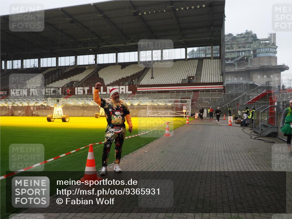 07.12.2025 - St. Pauli X-Mass-Run No. 15 Fabian Wolf http://msf.ph/oto/9365931 07.12.2025 10:17:40 Ziel 1161, 1162, 1963, 2688, 2725, 2952, 4127 meine-sportfotos.de