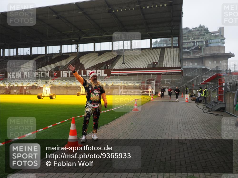 07.12.2025 - St. Pauli X-Mass-Run No. 15 Fabian Wolf http://msf.ph/oto/9365933 07.12.2025 10:17:40 Ziel 1161, 1162, 1963, 2688, 2725, 2952, 4127 meine-sportfotos.de
