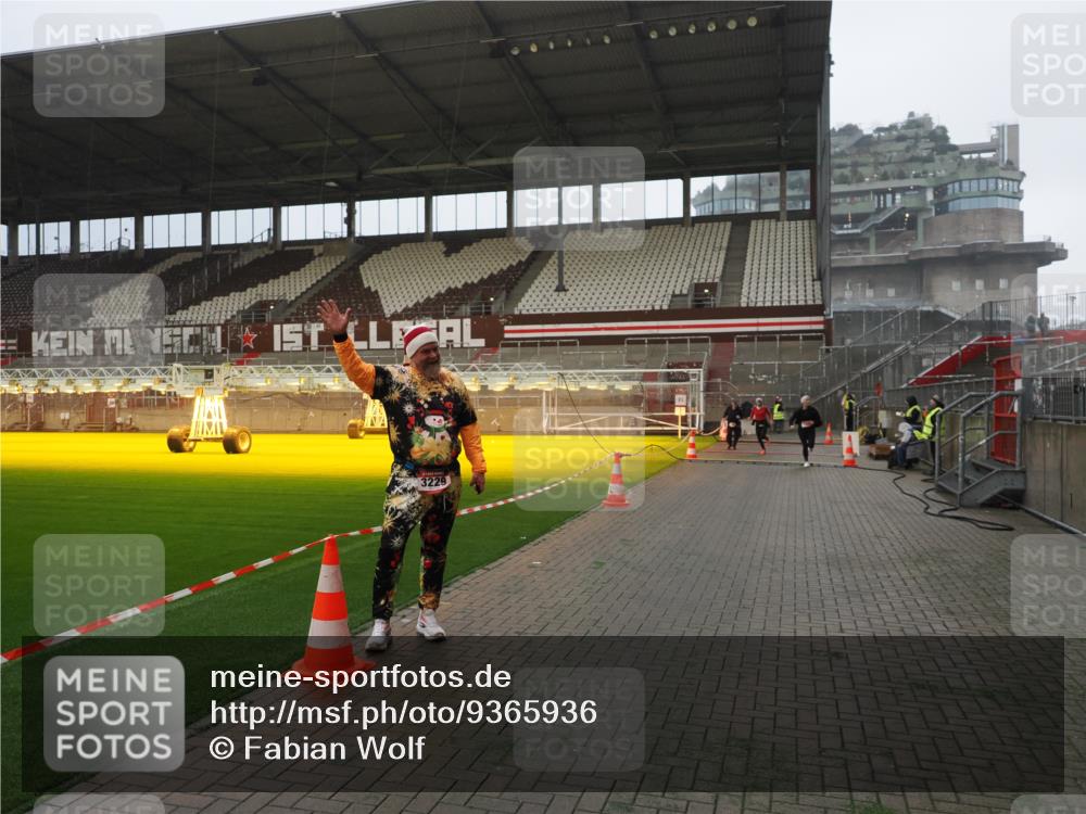 07.12.2025 - St. Pauli X-Mass-Run No. 15 Fabian Wolf http://msf.ph/oto/9365936 07.12.2025 10:17:41 Ziel 1161, 1162, 1963, 2663, 2725, 2952, 3804, 4127 meine-sportfotos.de