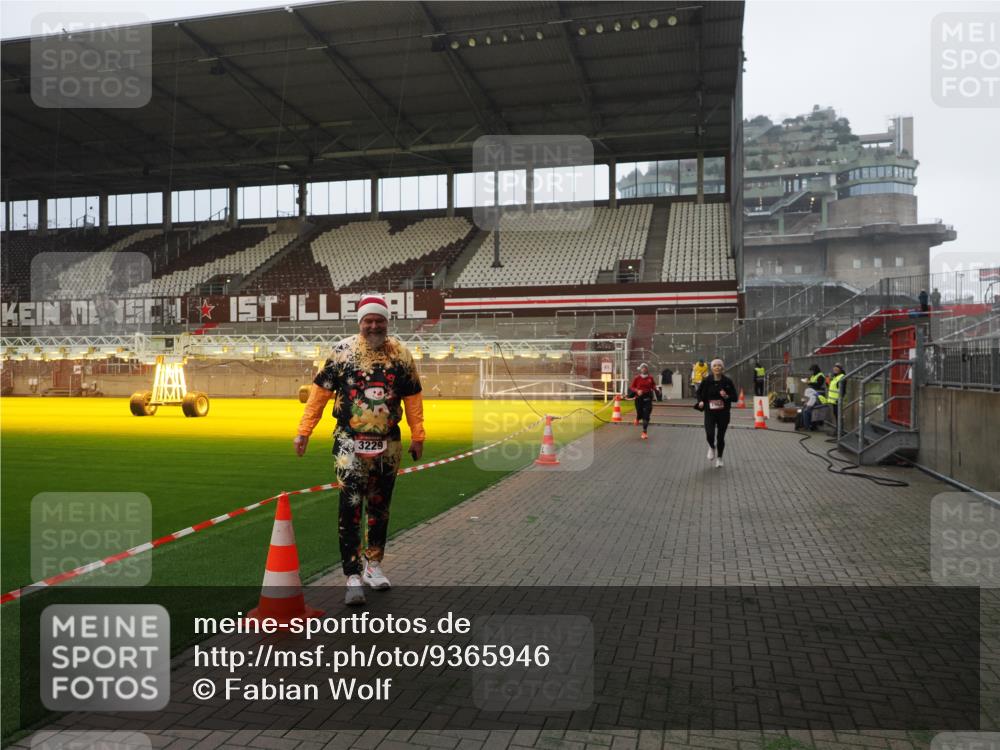 07.12.2025 - St. Pauli X-Mass-Run No. 15 Fabian Wolf http://msf.ph/oto/9365946 07.12.2025 10:17:43 Ziel 1161, 1162, 1963, 2663, 2725, 2952, 3804, 4127 meine-sportfotos.de