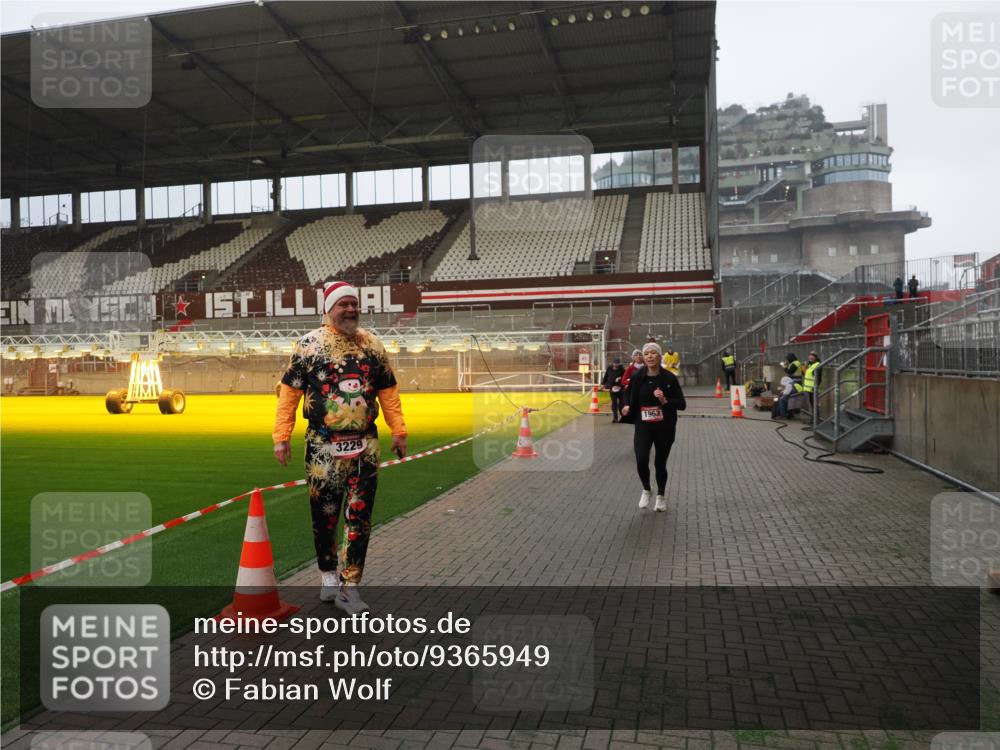 07.12.2025 - St. Pauli X-Mass-Run No. 15 Fabian Wolf http://msf.ph/oto/9365949 07.12.2025 10:17:45 Ziel 1161, 1162, 1963, 2663, 2952, 3804, 4127, 4227 meine-sportfotos.de