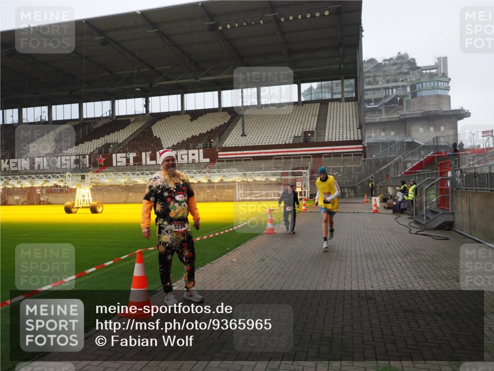 07.12.2025 - St. Pauli X-Mass-Run No. 15 Fabian Wolf http://msf.ph/oto/9365965 07.12.2025 10:17:49 Ziel 1161, 1162, 1963, 2663, 3804, 4127, 4227 meine-sportfotos.de