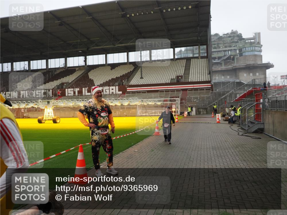 07.12.2025 - St. Pauli X-Mass-Run No. 15 Fabian Wolf http://msf.ph/oto/9365969 07.12.2025 10:17:51 Ziel 1162, 1963, 2663, 3804, 4227 meine-sportfotos.de