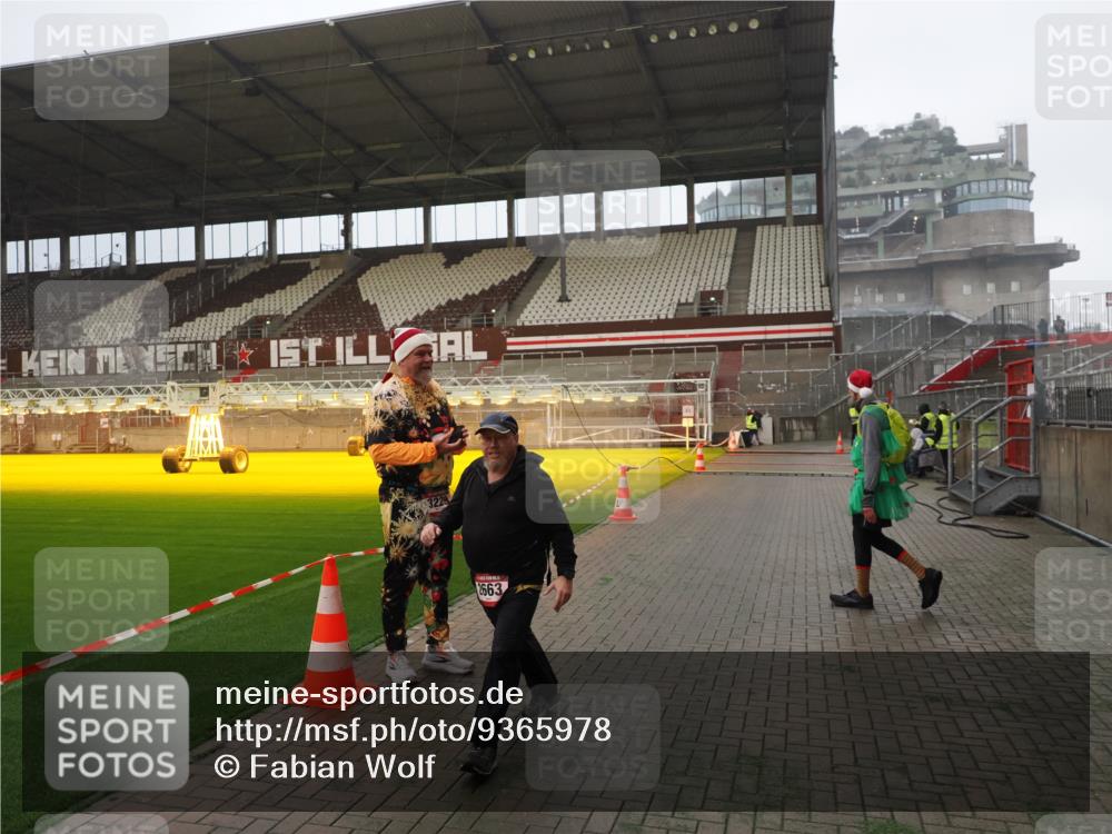 07.12.2025 - St. Pauli X-Mass-Run No. 15 Fabian Wolf http://msf.ph/oto/9365978 07.12.2025 10:17:55 Ziel 1963, 2663, 3804, 4227 meine-sportfotos.de