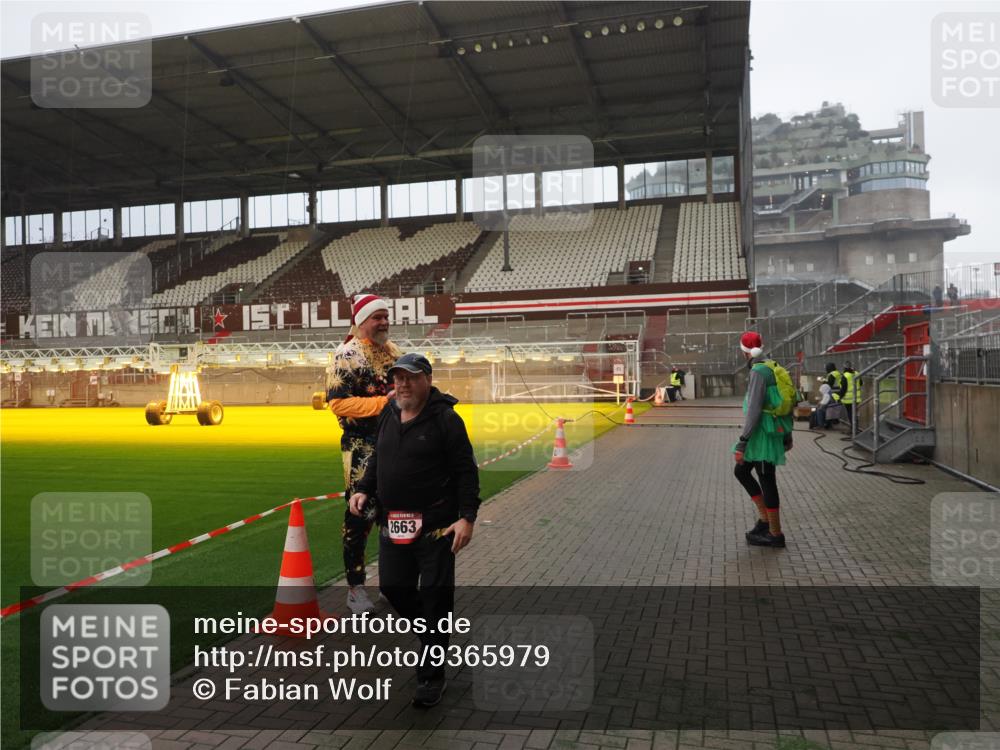 07.12.2025 - St. Pauli X-Mass-Run No. 15 Fabian Wolf http://msf.ph/oto/9365979 07.12.2025 10:17:56 Ziel 1963, 2663, 3804, 4227 meine-sportfotos.de