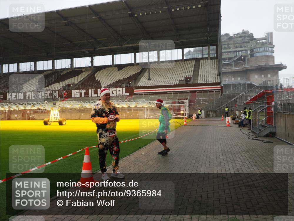 07.12.2025 - St. Pauli X-Mass-Run No. 15 Fabian Wolf http://msf.ph/oto/9365984 07.12.2025 10:17:58 Ziel 1963, 2663, 3804, 4227 meine-sportfotos.de