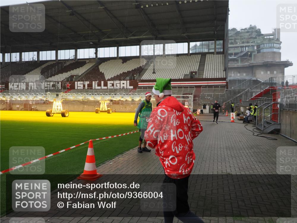 07.12.2025 - St. Pauli X-Mass-Run No. 15 Fabian Wolf http://msf.ph/oto/9366004 07.12.2025 10:18:13 Ziel 3606, 3608 meine-sportfotos.de
