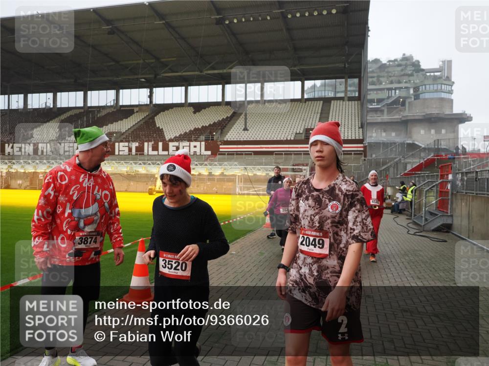 07.12.2025 - St. Pauli X-Mass-Run No. 15 Fabian Wolf http://msf.ph/oto/9366026 07.12.2025 10:18:32 Ziel 243, 264, 269, 1607, 1671, 2049, 2631, 2925, 3520, 3608, 4540 meine-sportfotos.de