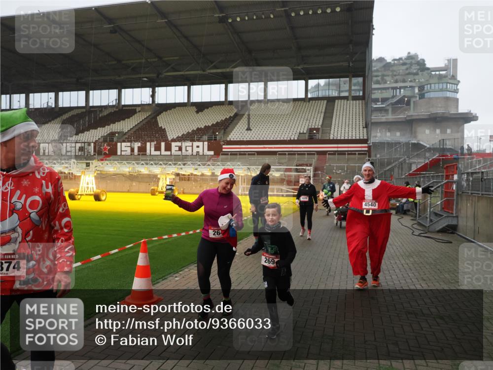 07.12.2025 - St. Pauli X-Mass-Run No. 15 Fabian Wolf http://msf.ph/oto/9366033 07.12.2025 10:18:34 Ziel 243, 264, 269, 1607, 1671, 2049, 2631, 2925, 3520, 4540 meine-sportfotos.de