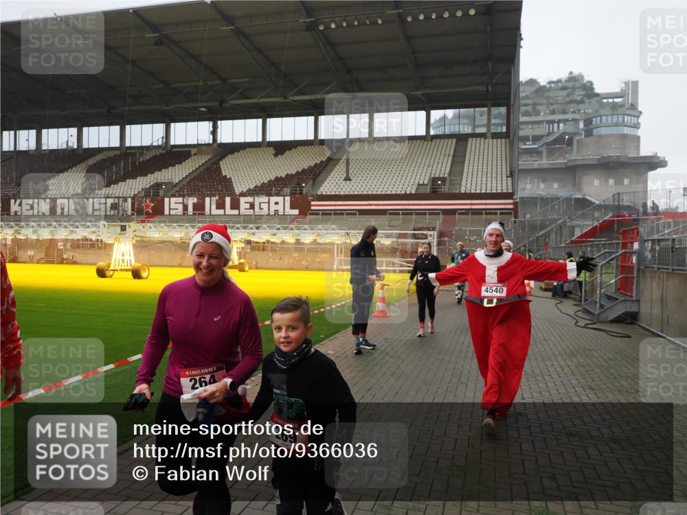 07.12.2025 - St. Pauli X-Mass-Run No. 15 Fabian Wolf http://msf.ph/oto/9366036 07.12.2025 10:18:34 Ziel 243, 264, 269, 1607, 1671, 2049, 2631, 2925, 3520, 4540 meine-sportfotos.de