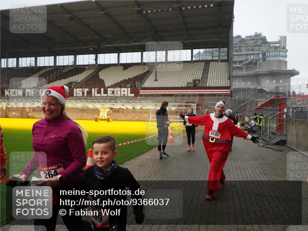 07.12.2025 - St. Pauli X-Mass-Run No. 15 Fabian Wolf http://msf.ph/oto/9366037 07.12.2025 10:18:34 Ziel 243, 264, 269, 1607, 1671, 2049, 2631, 2925, 3520, 4540 meine-sportfotos.de