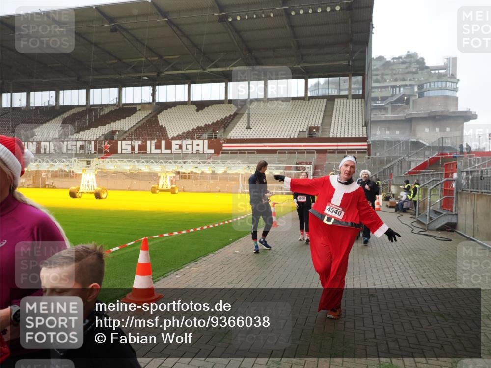 07.12.2025 - St. Pauli X-Mass-Run No. 15 Fabian Wolf http://msf.ph/oto/9366038 07.12.2025 10:18:35 Ziel 243, 264, 269, 1607, 1671, 2049, 2631, 2925, 3520, 4540 meine-sportfotos.de