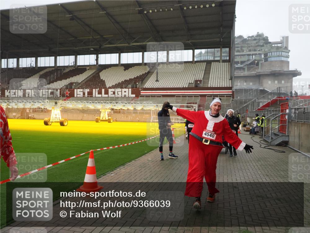 07.12.2025 - St. Pauli X-Mass-Run No. 15 Fabian Wolf http://msf.ph/oto/9366039 07.12.2025 10:18:35 Ziel 243, 264, 269, 1607, 1671, 2049, 2631, 2925, 3520, 4540 meine-sportfotos.de