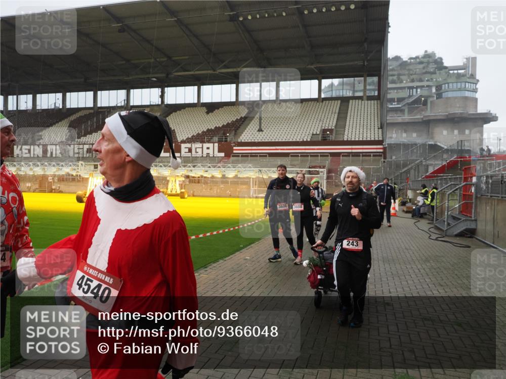 07.12.2025 - St. Pauli X-Mass-Run No. 15 Fabian Wolf http://msf.ph/oto/9366048 07.12.2025 10:18:37 Ziel 243, 264, 269, 1607, 1671, 2631, 2925, 3520, 3862, 4521, 4522, 4524, 4540 meine-sportfotos.de
