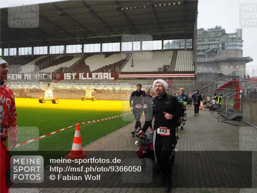07.12.2025 - St. Pauli X-Mass-Run No. 15 Fabian Wolf http://msf.ph/oto/9366050 07.12.2025 10:18:37 Ziel 243, 264, 269, 1607, 1671, 2631, 2925, 3520, 3862, 4521, 4522, 4524, 4540 meine-sportfotos.de