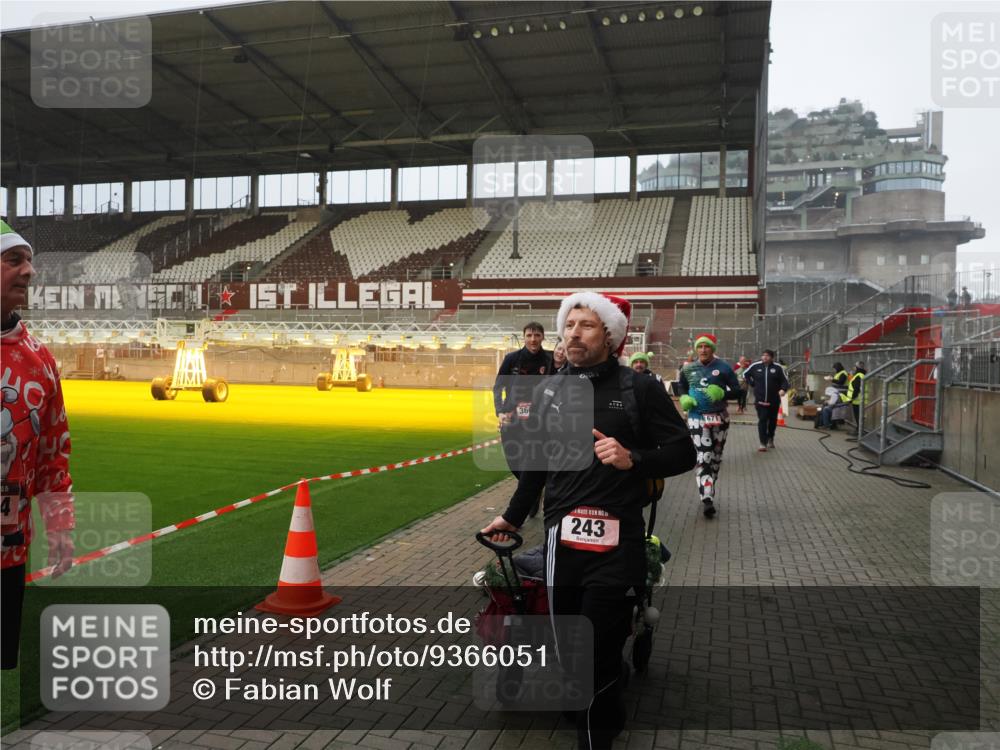 07.12.2025 - St. Pauli X-Mass-Run No. 15 Fabian Wolf http://msf.ph/oto/9366051 07.12.2025 10:18:37 Ziel 243, 264, 269, 1607, 1671, 2631, 2925, 3520, 3862, 4521, 4522, 4524, 4540 meine-sportfotos.de