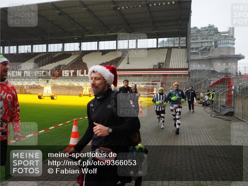 07.12.2025 - St. Pauli X-Mass-Run No. 15 Fabian Wolf http://msf.ph/oto/9366053 07.12.2025 10:18:38 Ziel 243, 264, 269, 1607, 1671, 2631, 2925, 3520, 3862, 4521, 4522, 4524, 4540, 4547 meine-sportfotos.de